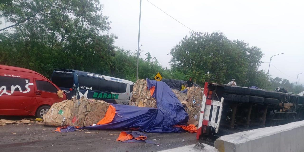 Tabrakan Beruntun Tol Cipularang Libatkan Truk, 2 Orang Tewas