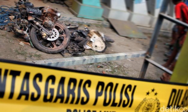 Terobos Perlintasan, Pemotor Tewas Di Sambar KA Di Kalideres