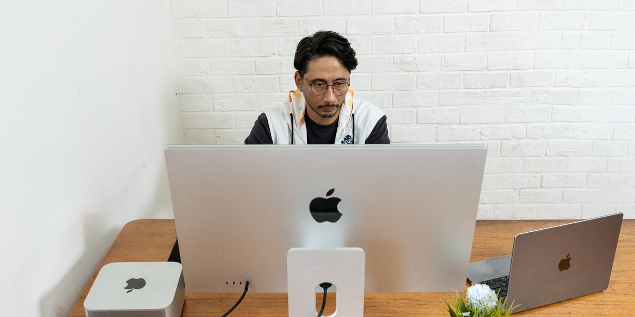 Macbook White Milik Upie Guava Ciptakan Pelangi Di Mars