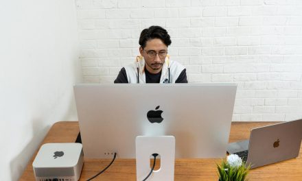 Macbook White Milik Upie Guava Ciptakan Pelangi Di Mars