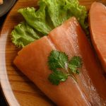 Cara Mudah Menghilangkan Duri Ikan Salmon Tanpa Ribet