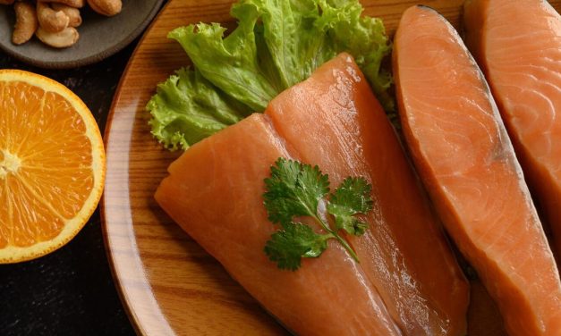 Cara Mudah Menghilangkan Duri Ikan Salmon Tanpa Ribet