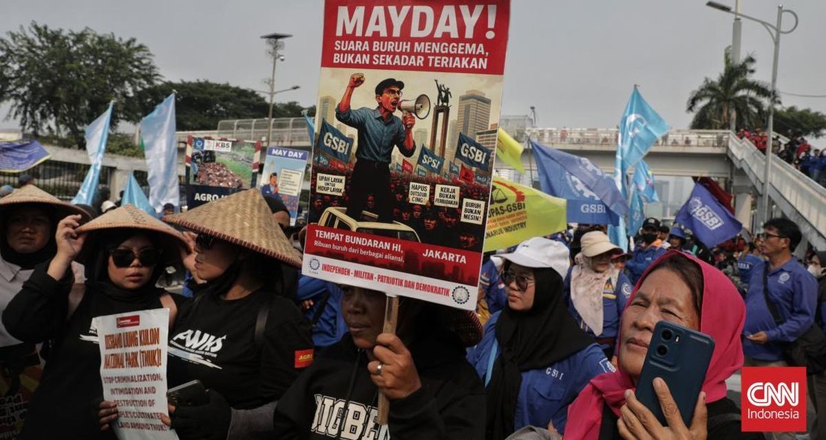 Peringatan May Day, Ribuan Buruh Duduki Depan Gedung DPR