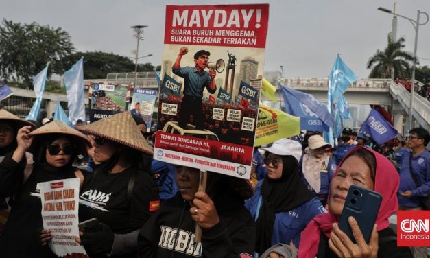 Peringatan May Day, Ribuan Buruh Duduki Depan Gedung DPR
