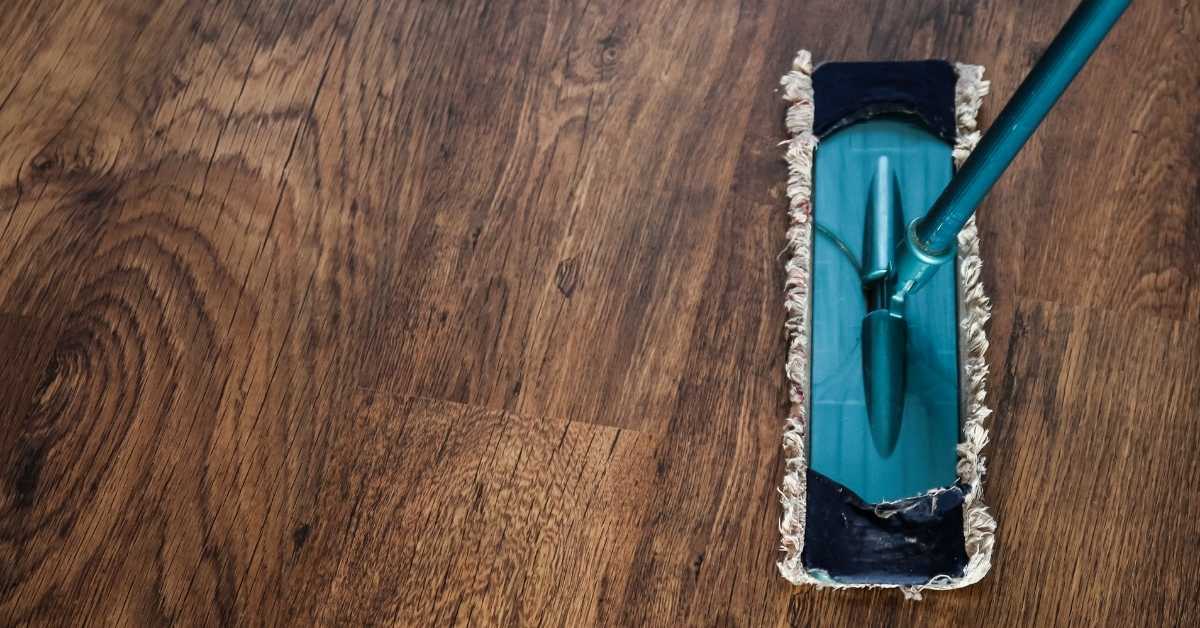 Cara Mengepel Lantai Kayu Yang Benar Agar Tidak Mudah Rusak